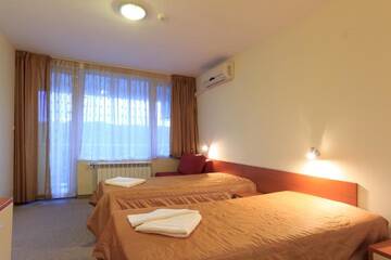 Фото номера Двухместный номер с 2 отдельными кроватями и балконом Отель Relax Coop Hotel г. Вонешта-Вода 4